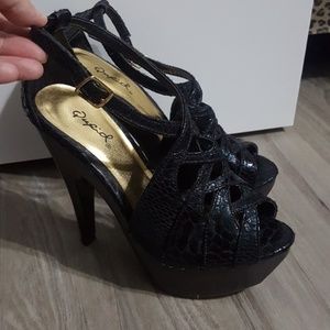 Black pumps